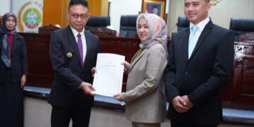 Wali Kota Pontianak Edi Rusdi Kamtono menyerahkan pidato tanggapan dan jawaban atas pandangan umum Fraksi-fraksi terhadap tiga Raperda Kota Pontianak.