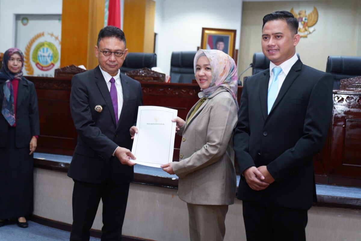Wali Kota Pontianak Edi Rusdi Kamtono menyerahkan pidato tanggapan dan jawaban atas pandangan umum Fraksi-fraksi terhadap tiga Raperda Kota Pontianak.