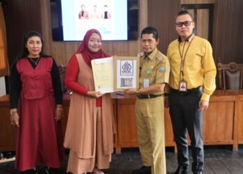 Kepala Dinas Koperasi Usaha Mikro dan Perdagangan Kota Pontianak, Ibrahim menyerahkan sertifikat halal secara simbolis kepada peserta pelatihan pengelolaan keuangan digital.