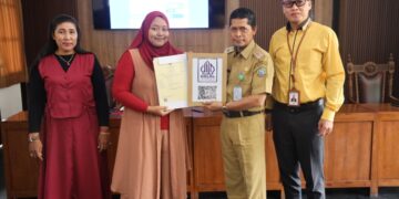 Kepala Dinas Koperasi Usaha Mikro dan Perdagangan Kota Pontianak, Ibrahim menyerahkan sertifikat halal secara simbolis kepada peserta pelatihan pengelolaan keuangan digital.