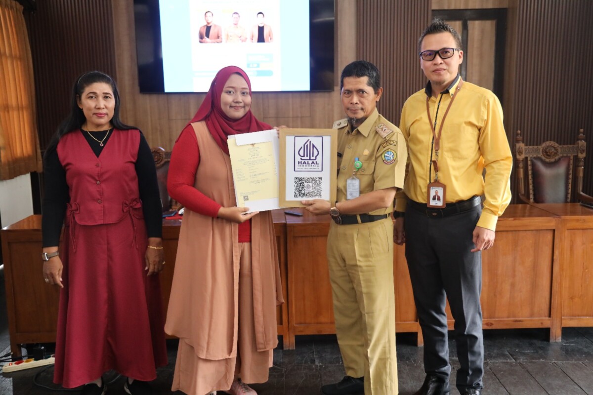 Kepala Dinas Koperasi Usaha Mikro dan Perdagangan Kota Pontianak, Ibrahim menyerahkan sertifikat halal secara simbolis kepada peserta pelatihan pengelolaan keuangan digital.