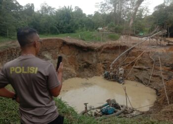 Lubang tambang sedalam enam meter di tepi Sungai Embau longsor saat pekerja melakukan penyedotan emas menggunakan mesin dompeng.