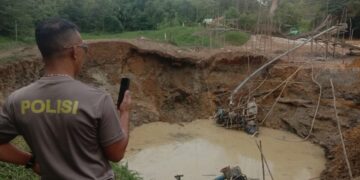 Lubang tambang sedalam enam meter di tepi Sungai Embau longsor saat pekerja melakukan penyedotan emas menggunakan mesin dompeng.