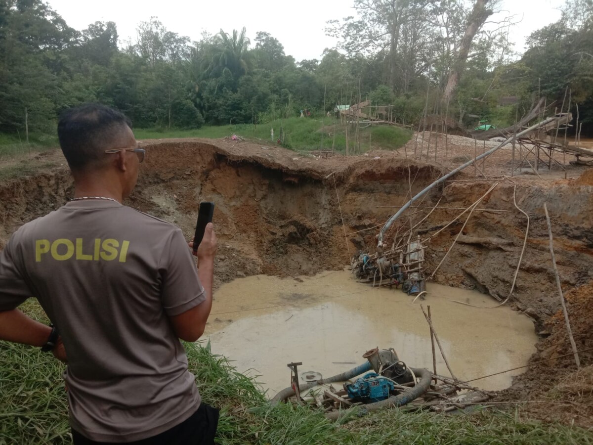  Lubang tambang sedalam enam meter di tepi Sungai Embau longsor saat pekerja melakukan penyedotan emas menggunakan mesin dompeng.