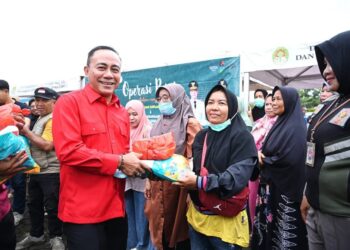 Wakil Gubernur Kalimantan Barat, Krisantus Kurniawan menyerahkan paket sembako kepada warga pada kegiatan operasi pasar di kawasan Masjid Agung Al-Ikhlas Ketapang, Sabtu (07/03/2026). Foto: Prokopim.