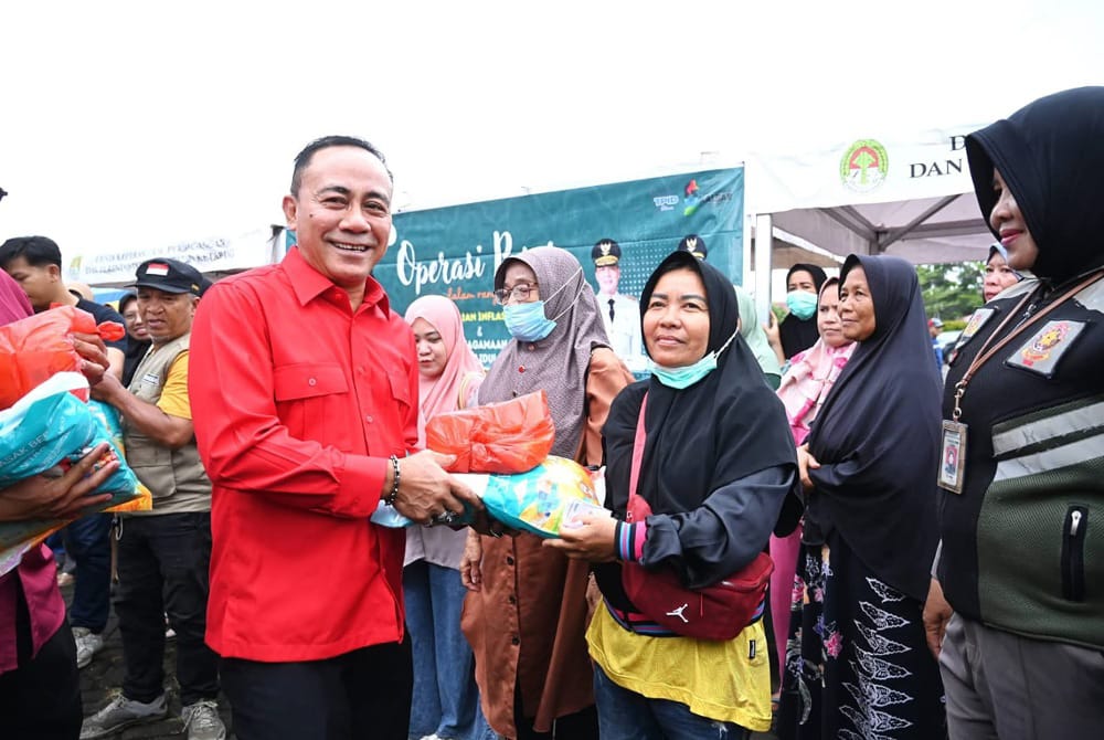 Wakil Gubernur Kalimantan Barat, Krisantus Kurniawan menyerahkan paket sembako kepada warga pada kegiatan operasi pasar di kawasan Masjid Agung Al-Ikhlas Ketapang, Sabtu (07/03/2026). Foto: Prokopim.