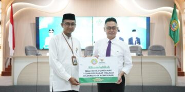 Ketua Baznas Kota Pontianak Sulaiman menyerahkan tanda terima pembayaran zakat kepada Wali Kota Pontianak Edi Rusdi Kamtono.