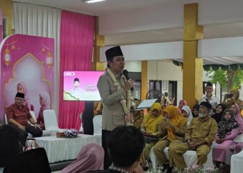 Bupati Fawait melakoni Safari Ramadan di Kecamatan Kalisat, bersilaturahmi dengan tokoh masyarakat (foto: Jurnalis.co.id/Sigit)