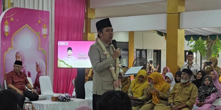 Bupati Fawait melakoni Safari Ramadan di Kecamatan Kalisat, bersilaturahmi dengan tokoh masyarakat (foto: Jurnalis.co.id/Sigit)