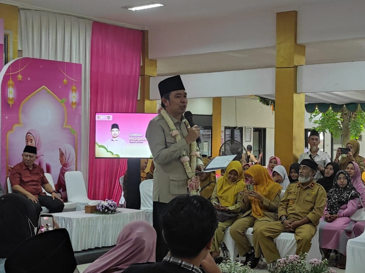 Bupati Fawait melakoni Safari Ramadan di Kecamatan Kalisat, bersilaturahmi dengan tokoh masyarakat (foto: Jurnalis.co.id/Sigit)