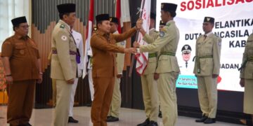 Bupati Kubu Raya Sujiwo melantik Duta Pancasila Paskibraka Indonesia (DPPI) Kabupaten Kubu Raya dalam sebuah seremoni yang digelar di Aula Praja Utama Kantor Bupati Kubu Raya, Senin (9/3/2026).