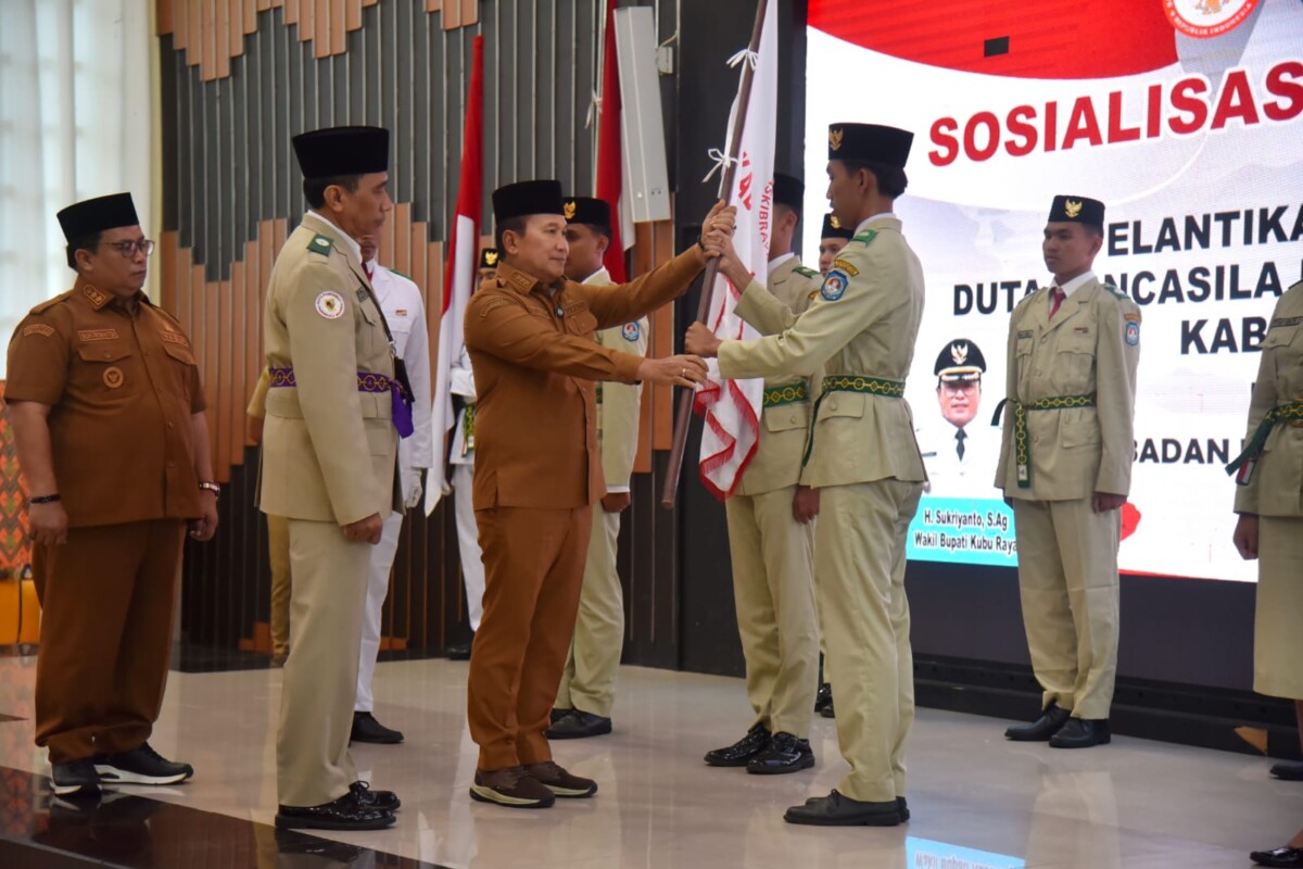 Bupati Kubu Raya Sujiwo melantik Duta Pancasila Paskibraka Indonesia (DPPI) Kabupaten Kubu Raya dalam sebuah seremoni yang digelar di Aula Praja Utama Kantor Bupati Kubu Raya, Senin (9/3/2026).
