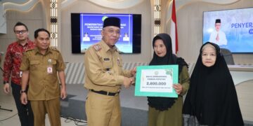 Sekretaris Daerah Kota Pontianak Amirullah menyerahkan secara simbolis bantuan kepada petugas Fardhu Kifayah.