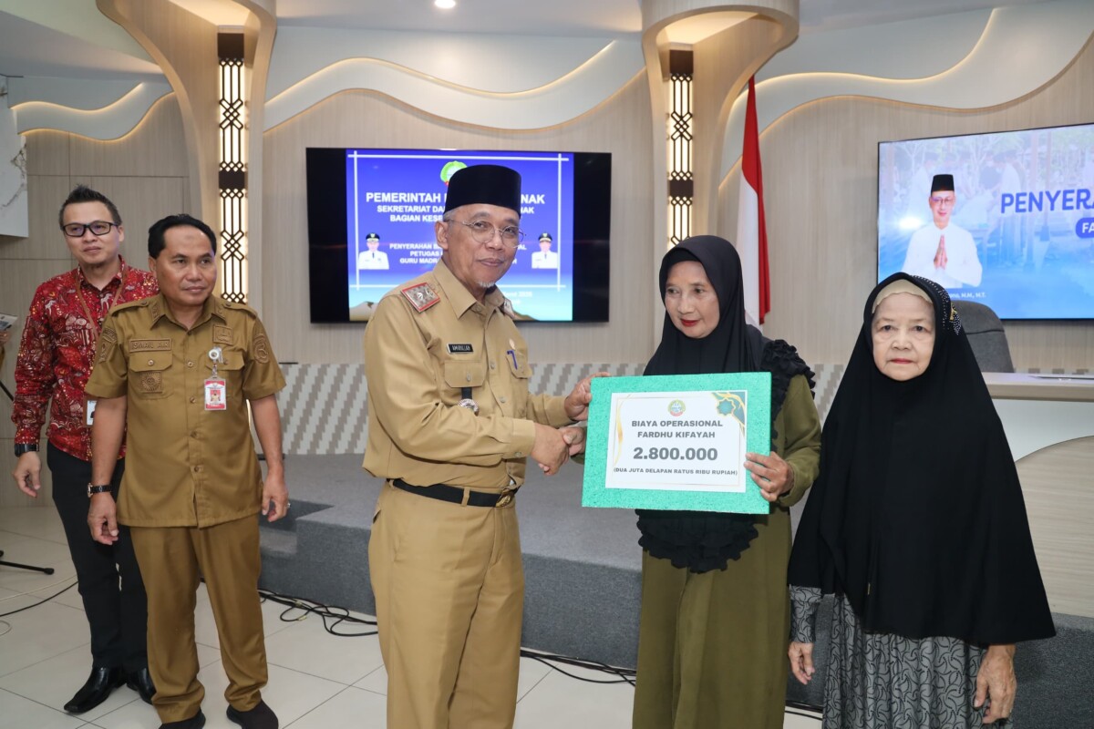 Sekretaris Daerah Kota Pontianak Amirullah menyerahkan secara simbolis bantuan kepada petugas Fardhu Kifayah.
