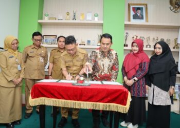 Wali Kota Pontianak Edi Rusdi Kamtono meneken perjanjian kerja sama dengan Universitas Muhammadiyah Pontianak.