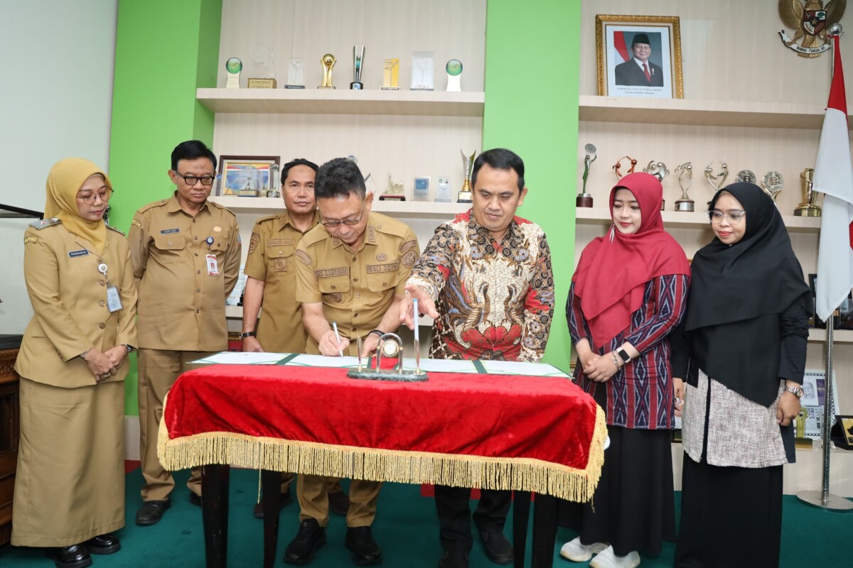 Wali Kota Pontianak Edi Rusdi Kamtono meneken perjanjian kerja sama dengan Universitas Muhammadiyah Pontianak.