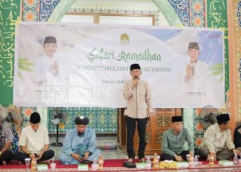 Wakil Bupati Ketapang, Jamhuri Amir menyampaikan sambutan saat kegiatan Safari Ramadan, Minggu (08/03/2026).(Foto: Prokopim Pemkab Ketapang).
