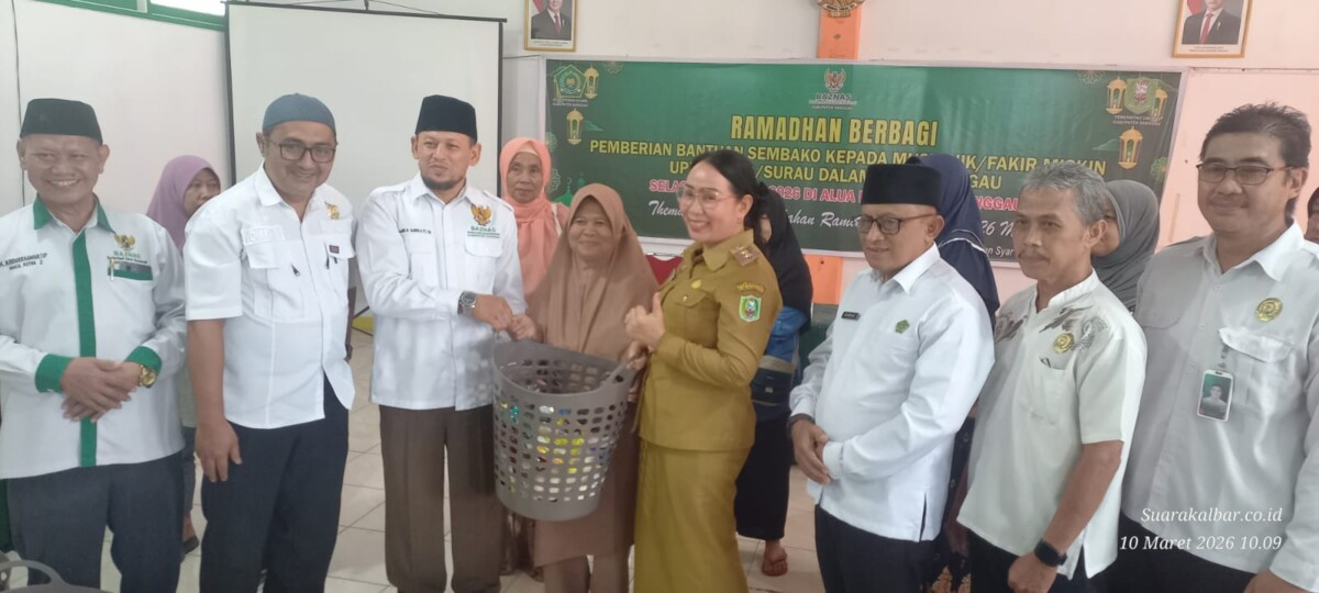  Wakil Bupati Sanggau, Susana Herpena, secara simbolis menyerahkan paket sembako kepada para mustahik dalam kegiatan Ramadan Berbagi yang diselenggarakan oleh Badan Amil Zakat Nasional (Baznas) Kabupaten Sanggau di Aula Baznas Sanggau, Selasa (10/3/2026).