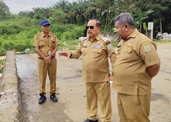 Bupati Sanggau, Yohanes Ontot, didampingi Kepala Dinas Lingkungan Hidup Agus Sukanto, meninjau TPA Sungai Kosak untuk memantau langsung kondisi pengelolaan sampah di lokasi tersebut, Senin (9/3/2026).