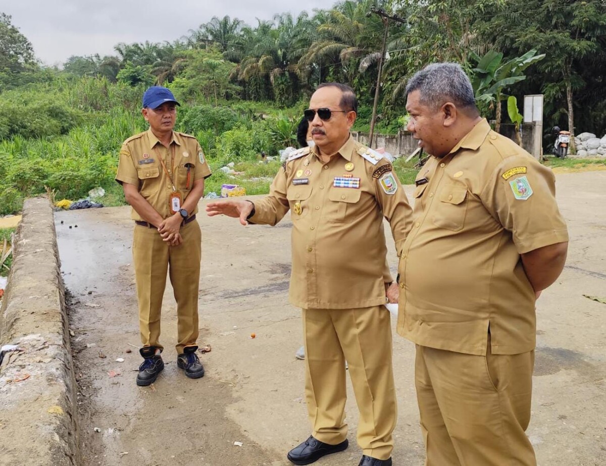 Bupati Sanggau, Yohanes Ontot, didampingi Kepala Dinas Lingkungan Hidup Agus Sukanto, meninjau TPA Sungai Kosak untuk memantau langsung kondisi pengelolaan sampah di lokasi tersebut, Senin (9/3/2026).