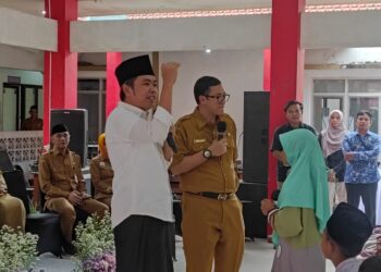 Bupati Fawait mewawancarai Fani saat acara Gus Sapa Ramadan di Kecamatan Ajung (foto: Jurnalis co.id/Sigit)