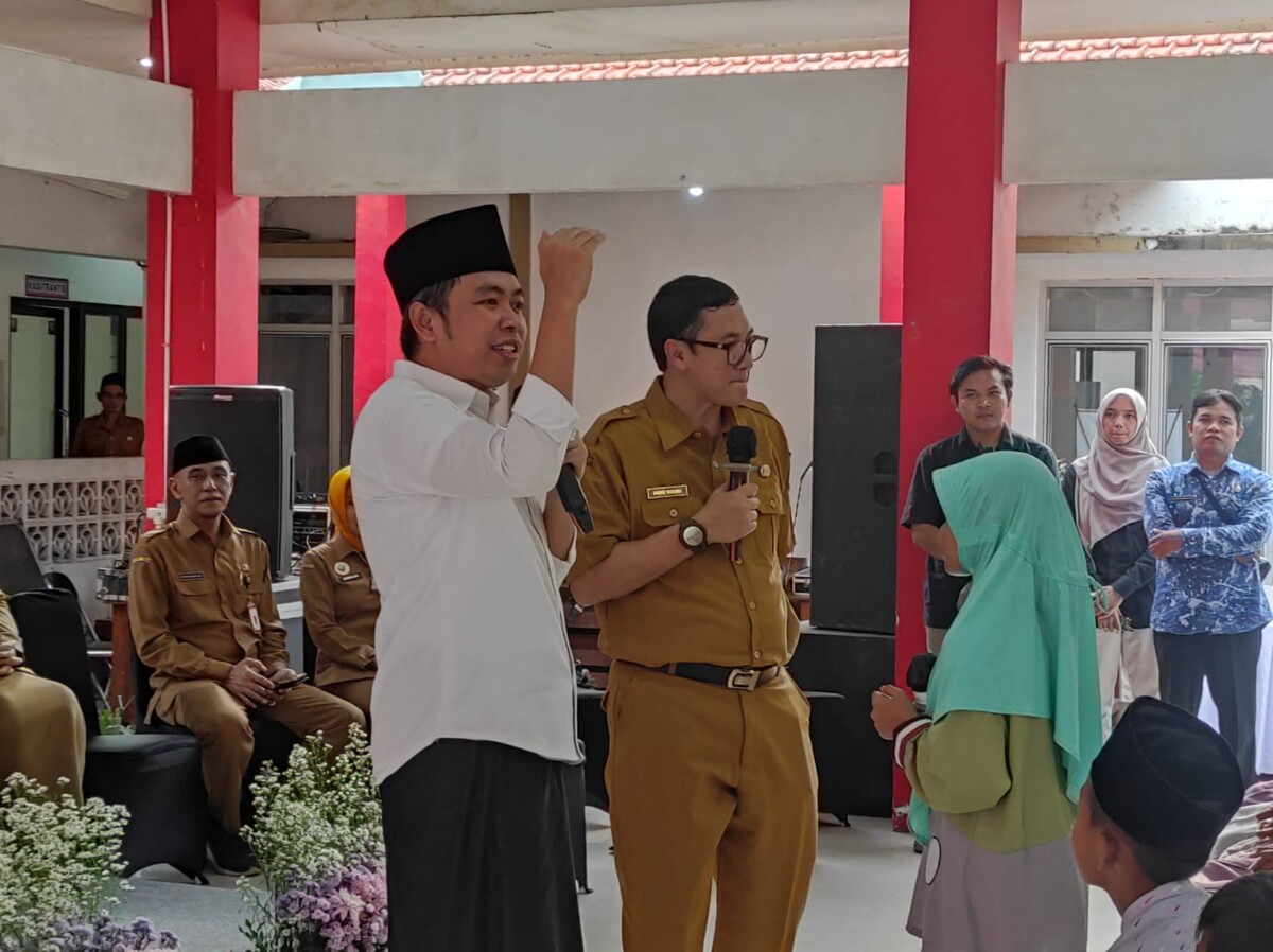 Bupati Fawait mewawancarai Fani saat acara Gus Sapa Ramadan di Kecamatan Ajung (foto: Jurnalis co.id/Sigit)