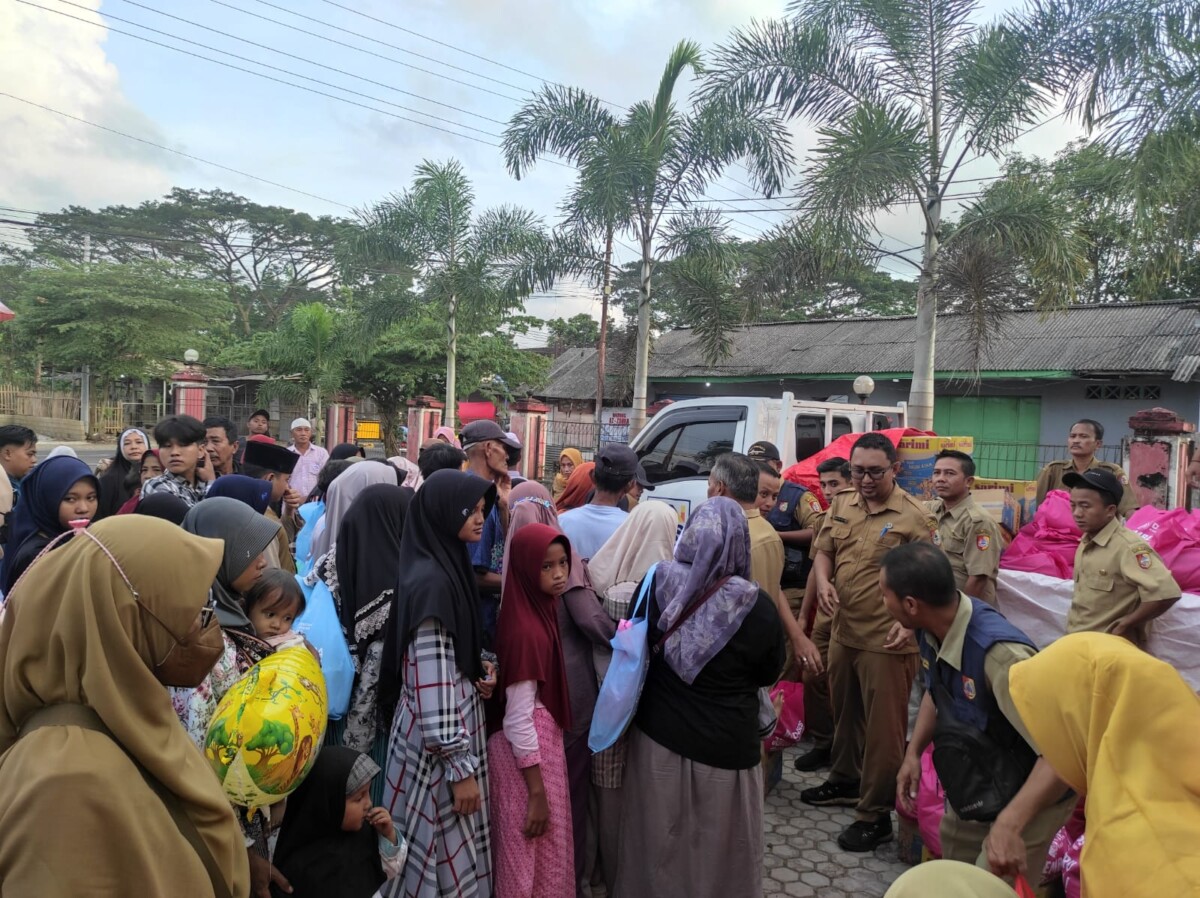 Anak-anak Yatim pulang dengan membawa paket bantuan sosial dari Pemkab Jember (foto: Jurnalis.co.id/Sigit)