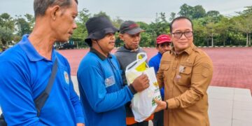 Bupati Kubu Raya Sujiwo menyerahkan ratusan paket sembako kepada petugas kebersihan di halaman Kantor Bupati Kubu Raya, Senin (9/3/2026).