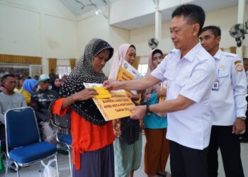 Wali Kota Pontianak Edi Rusdi Kamtono menyerahkan bantuan sosial uang tunai kepada warga penerima manfaat