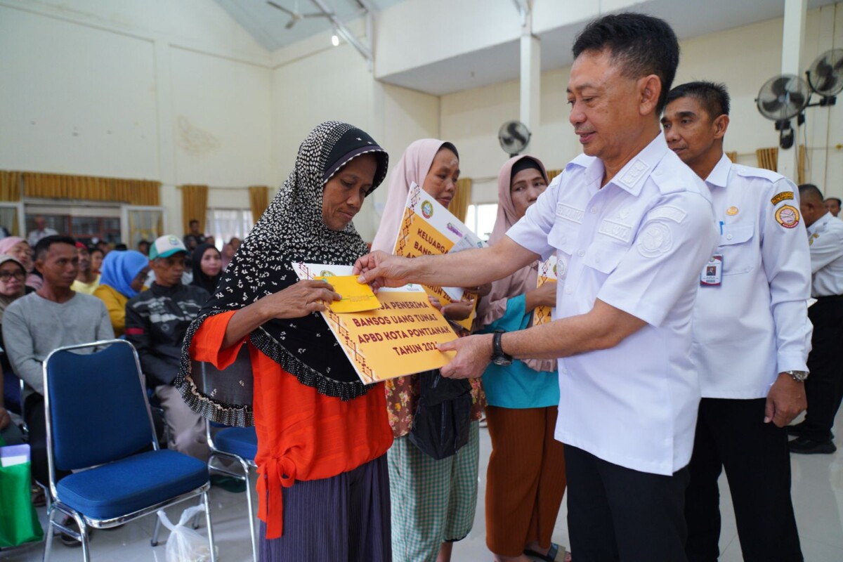 Wali Kota Pontianak Edi Rusdi Kamtono menyerahkan bantuan sosial uang tunai kepada warga penerima manfaat