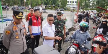 Wali Kota Pontianak Edi Rusdi Kamtono berbincang dengan warga yang tengah mengantre BBM di SPBU Paris 2.