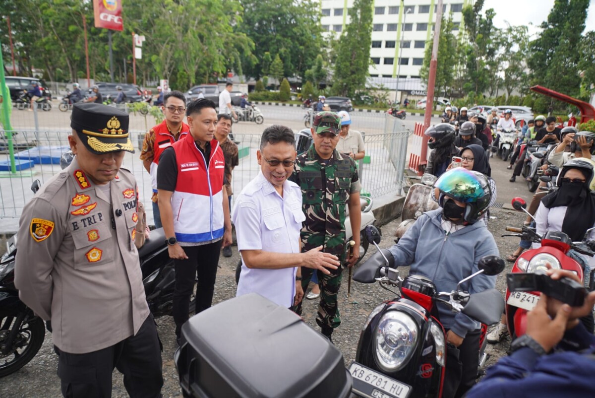 Wali Kota Pontianak Edi Rusdi Kamtono berbincang dengan warga yang tengah mengantre BBM di SPBU Paris 2.