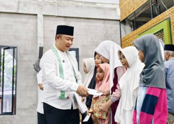 Bupati Ketapang, Alexander Wilyo menyerahkan santunan kepada anak-anak dalam kegiatan Safari Ramadan, Minggu (08/03/2026).(Foto: Prokopim Pemkab Ketapang).