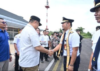 Bupati Alex berjabat tangan dengan perwakilan maskapai Wong Air usai meresmikan operasi penerbangan Rute Ketapang - Pangkalan Bun, Rabu (11/03). Foto: Ist.