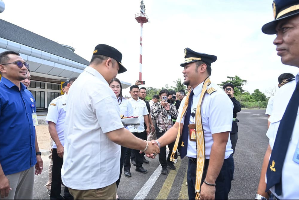 Bupati Alex berjabat tangan dengan perwakilan maskapai Wong Air usai meresmikan operasi penerbangan Rute Ketapang - Pangkalan Bun, Rabu (11/03). Foto: Ist.