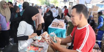 Para kader PKK, kader Posyandu, guru PAUD dan Anggota BKMT Kota Pontianak memanfaatkan momen pasar murah yang digelar TP-PKK Kota Pontianak.