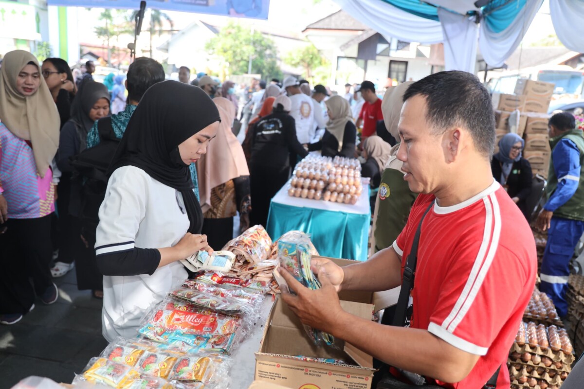 Para kader PKK, kader Posyandu, guru PAUD dan Anggota BKMT Kota Pontianak memanfaatkan momen pasar murah yang digelar TP-PKK Kota Pontianak.