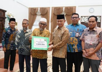Wali Kota Pontianak Edi Rusdi Kamtono menyerahkan secara simbolis bantuan operasional kepada guru ngaji tradisional.