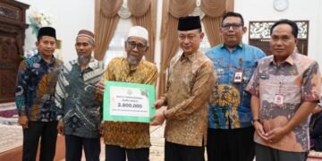 Wali Kota Pontianak Edi Rusdi Kamtono menyerahkan secara simbolis bantuan operasional kepada guru ngaji tradisional.