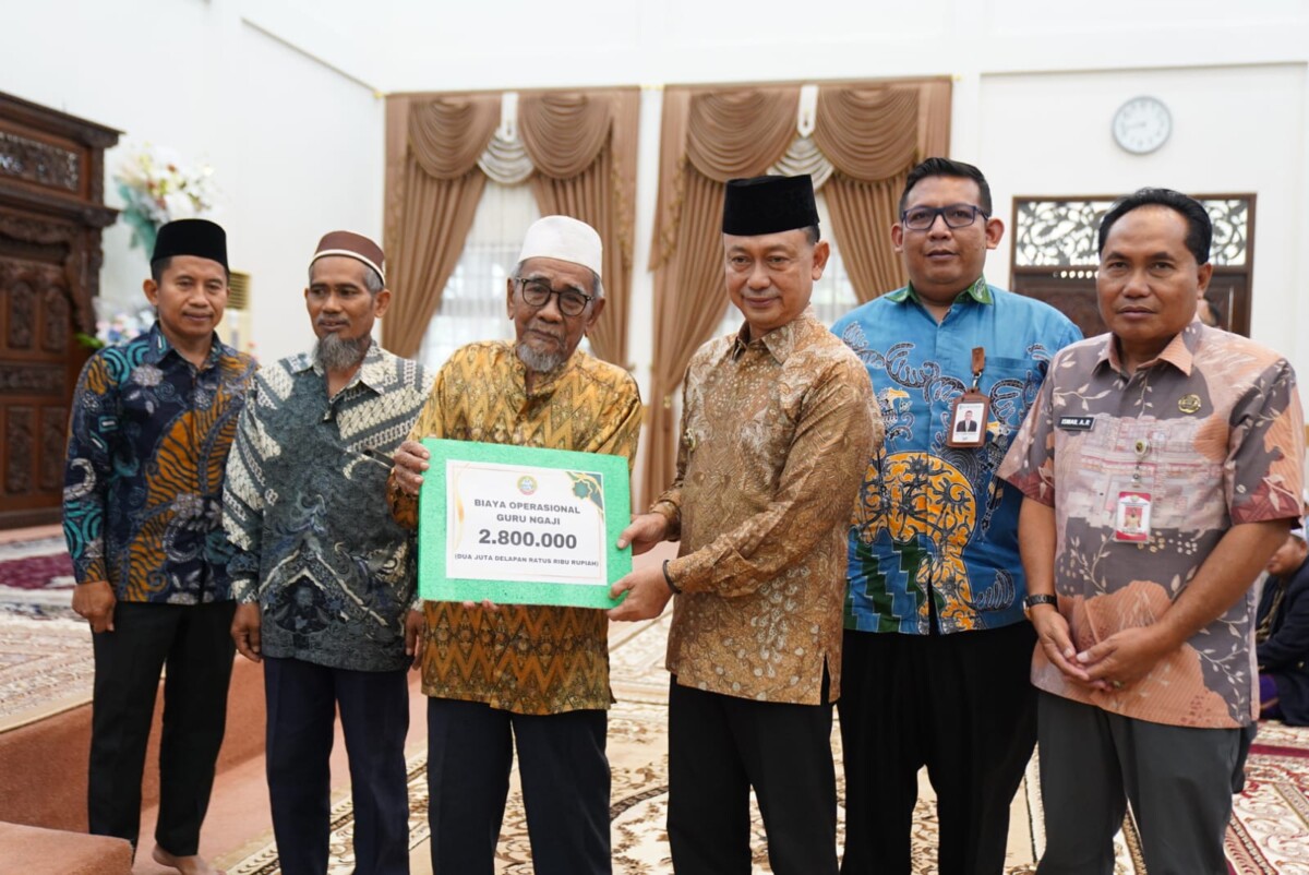 Wali Kota Pontianak Edi Rusdi Kamtono menyerahkan secara simbolis bantuan operasional kepada guru ngaji tradisional.