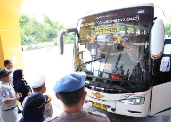 Tim gabungan sidak bus AKAP dan AKDP jelang arus Mudik Lebaran 2026 di Terminal Tawang Alun Jember (foto: istimewa)
