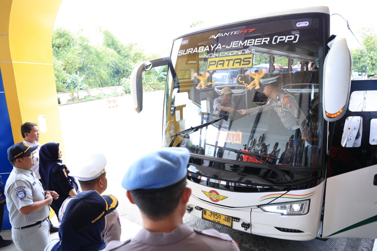 Tim gabungan sidak bus AKAP dan AKDP jelang arus Mudik Lebaran 2026 di Terminal Tawang Alun Jember (foto: istimewa)