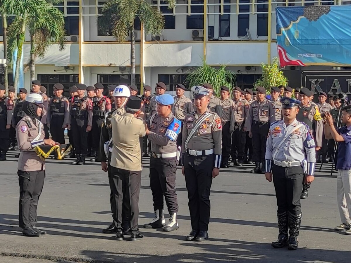 Bupati Fawait memberikan pita kepada Tim Gabungan Operasi Ketupat Semeru 2026 (foto: Jurnalis.co.id/Sigit)