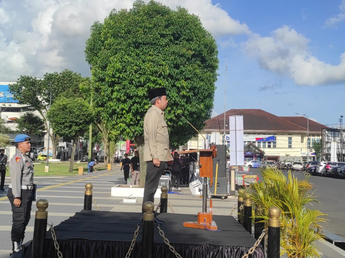 Bupati Fawait memimpin Apel Pasukan Operasi Gabungan Ketupat Semeru 2026 (foto: Jurnalis.co.id/Sigit)