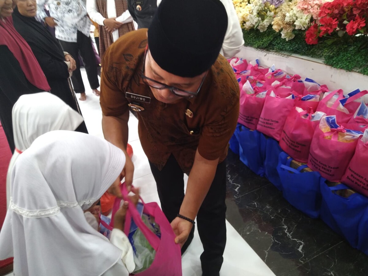 Sujiwo saat menyerahkan santunan di Aula Al-Fityan School Kubu Raya, Desa Pal IX.
