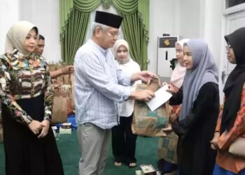 Sekda Provinsi Kalbar, Harisson, didampingi Ketua DWP Provinsi Kalbar Windy Prihastari Harisson, menggelar kegiatan buka puasa bersama sekaligus berbagi dengan anak-anak dari sejumlah panti asuhan di Rumah Dinas Sekda Kalbar, Rabu (11/3/2026).
