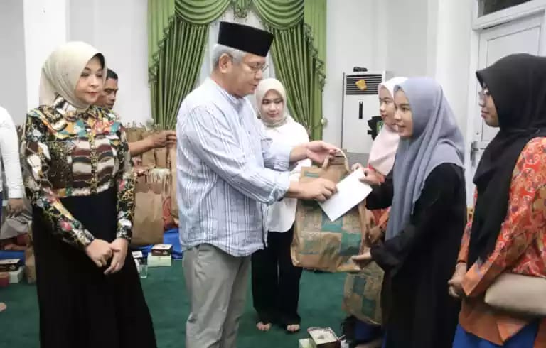 Sekda Provinsi Kalbar, Harisson, didampingi Ketua DWP Provinsi Kalbar Windy Prihastari Harisson, menggelar kegiatan buka puasa bersama sekaligus berbagi dengan anak-anak dari sejumlah panti asuhan di Rumah Dinas Sekda Kalbar, Rabu (11/3/2026).