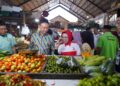 Wali Kota Pontianak Edi Rusdi Kamtono mengecek langsung harga dan ketersediaan bahan pokok di Pasar Puring Siantan.