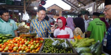 Wali Kota Pontianak Edi Rusdi Kamtono mengecek langsung harga dan ketersediaan bahan pokok di Pasar Puring Siantan.