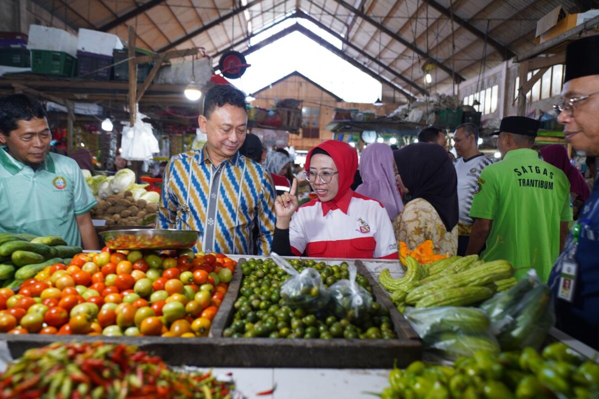 Wali Kota Pontianak Edi Rusdi Kamtono mengecek langsung harga dan ketersediaan bahan pokok di Pasar Puring Siantan.